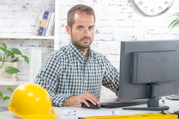 Joven ingeniero trabajando en su computadora