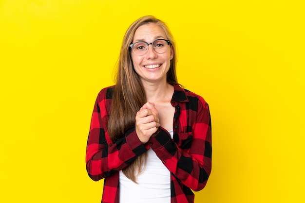 Joven inglesa aislada de fondo amarillo riendo