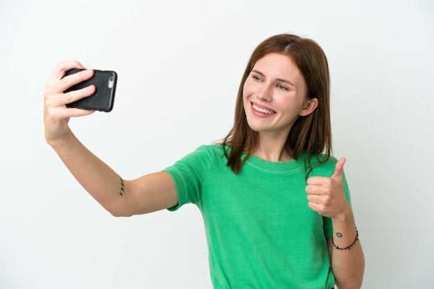 Joven inglesa aislada de fondo blanco haciendo un selfie con teléfono móvil