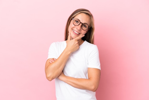 Joven inglesa aislada de fondo rosa feliz y sonriente