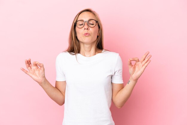 Joven inglesa aislada de fondo rosa en pose zen