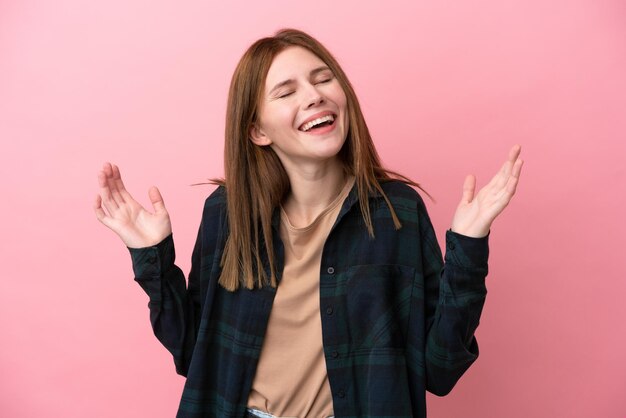 Joven inglesa aislada de fondo rosa sonriendo mucho