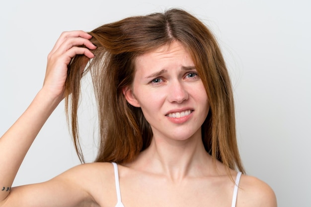 Joven inglesa con cabello enredado Cerrar retrato