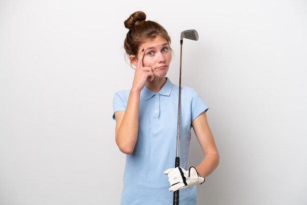 Joven inglesa jugando al golf aislada de fondo blanco pensando en una idea