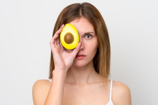 Joven inglesa sosteniendo un aguacate Cerrar retrato