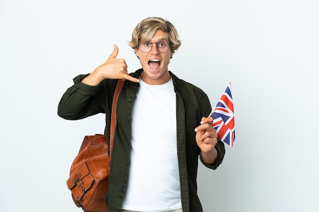 Joven inglesa sosteniendo una bandera de Reino Unido haciendo gesto de teléfono