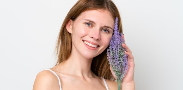 Joven inglesa sosteniendo una planta de lavanda Cerrar retrato