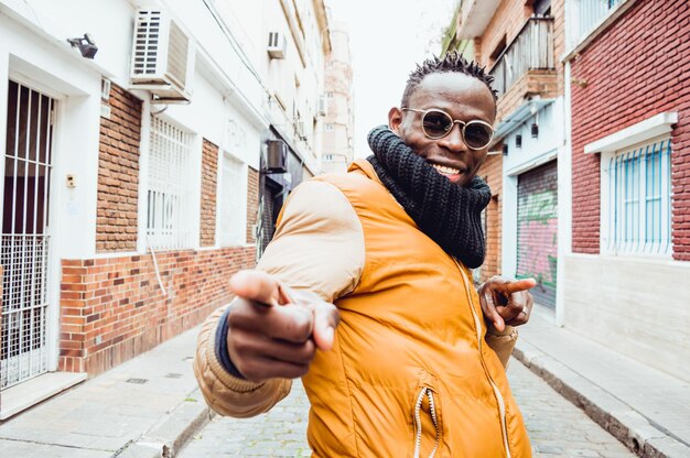 Joven inmigrante africano en argentina feliz celebrando su residencia permanente