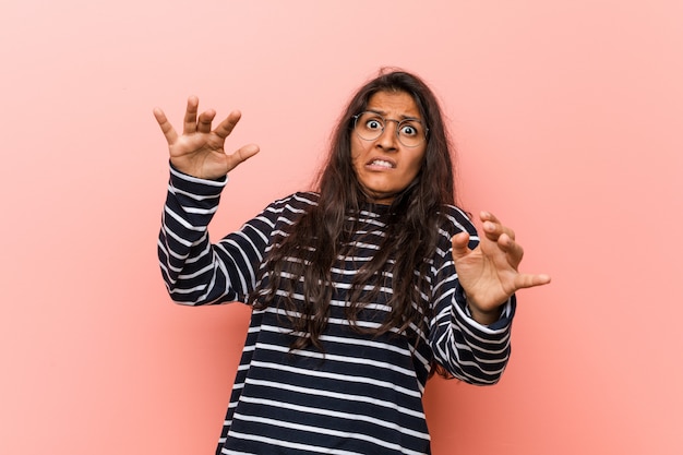 Joven intelectual india se sorprendió debido a un peligro inminente