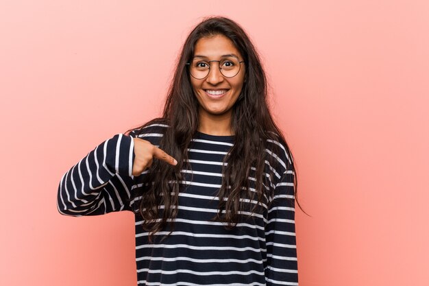 Joven intelectual mujer india persona apuntando a sí misma