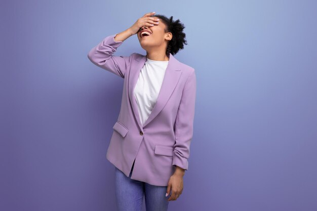 Joven inteligente mujer de negocios hispana con cabello rizado vestida con una chaqueta de oficina elegante la cubrió