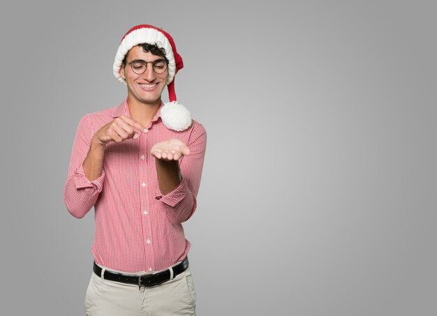 Foto joven inteligente en navidad