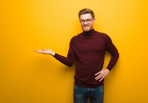 Joven inteligente sosteniendo algo con la mano