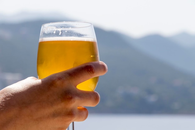 Un joven intenta tomar cerveza temprano en la mañana en la playa.