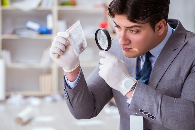 Joven durante la investigación del delito en la oficina