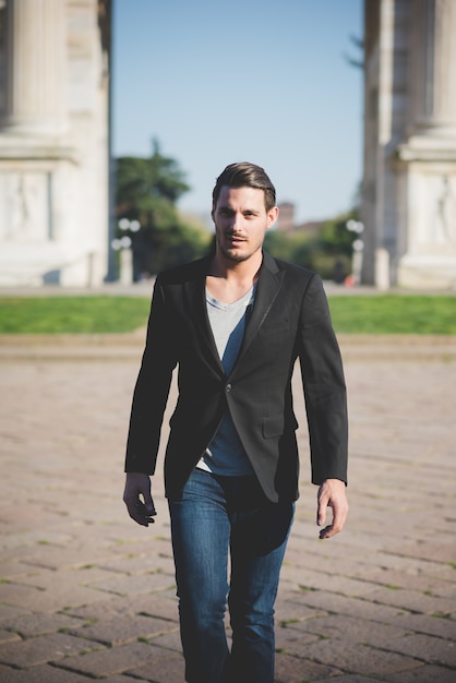 Joven italiano caminando en la ciudad