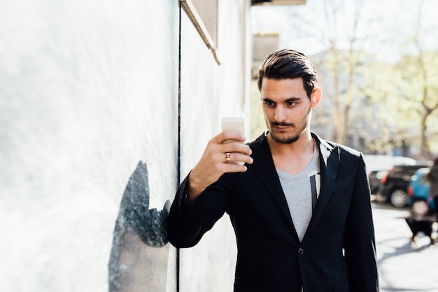 Un joven italiano usando un teléfono inteligente