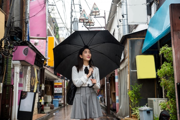 Joven japonesa al aire libre