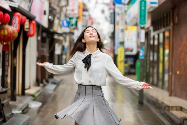 Joven japonesa al aire libre