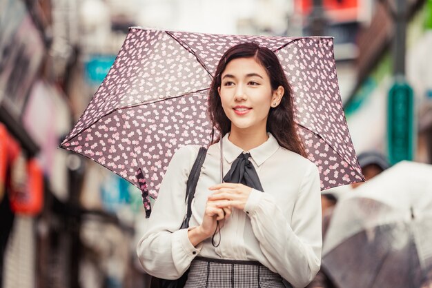 Joven japonesa al aire libre