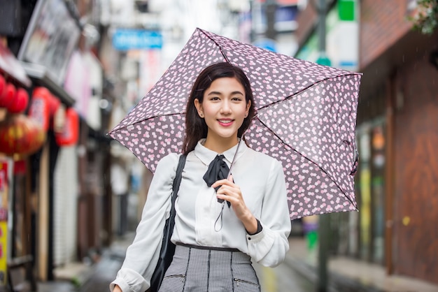 Joven japonesa al aire libre