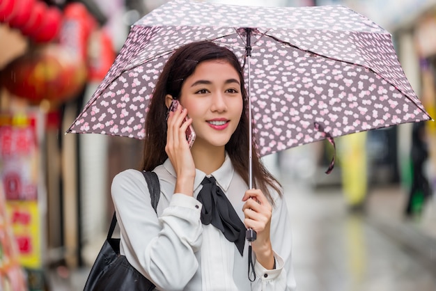 Joven japonesa al aire libre