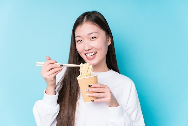 Joven japonesa comiendo fideos