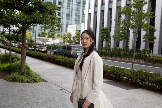 Joven japonesa en un entorno urbano