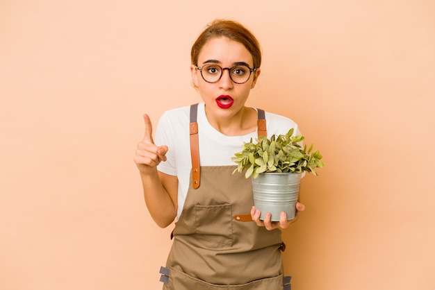 Joven jardinero árabe flaco tener una idea, concepto de inspiración.