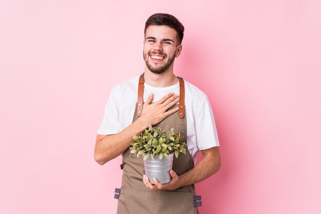 Joven jardinero caucásico