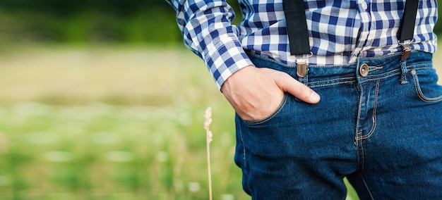 Joven en jeans con estilo