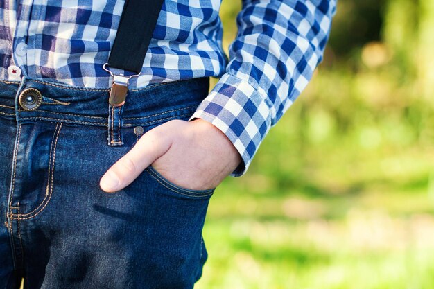 Joven en jeans con estilo