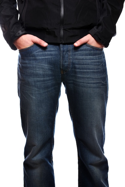 un, joven, en, jeans, posición, contra, fondo blanco
