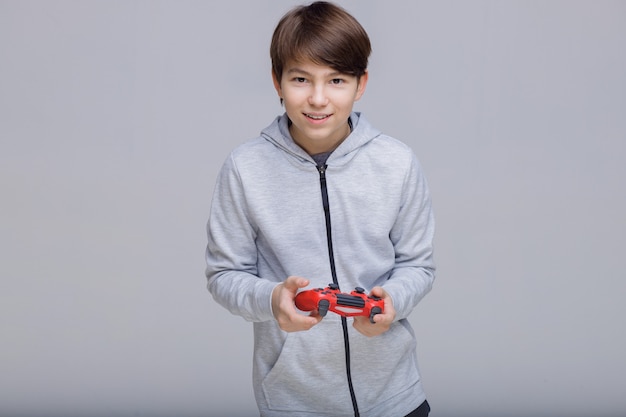 Joven con joystick en manos jugando en videojuegos