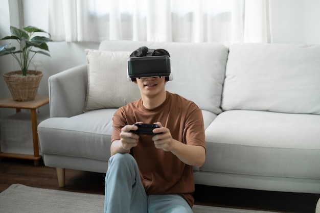 Joven jugador asiático que usa realidad virtual tocando el aire durante la experiencia de realidad virtual Futuro jugador de tecnología doméstica hobby concepto de disfrute lúdico