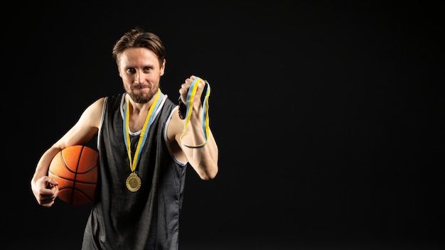 Foto joven jugador atlético de baloncesto