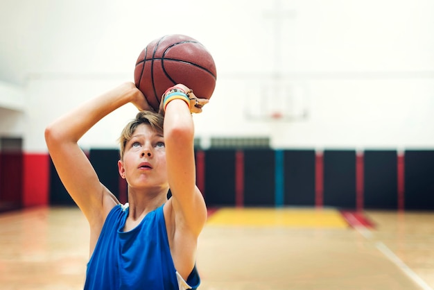 Foto joven jugador de baloncesto disparar