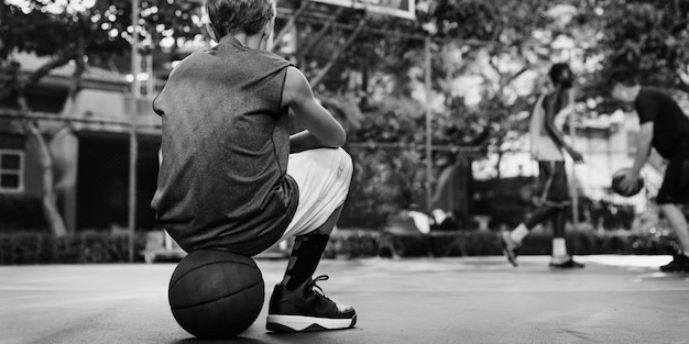 Joven jugador de baloncesto disparar