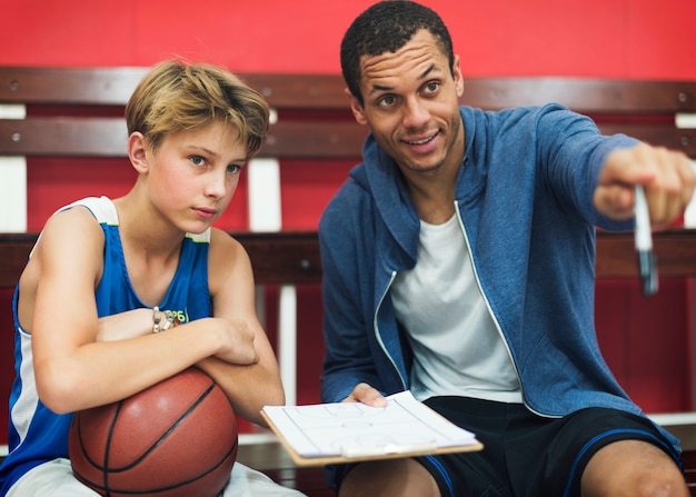 Joven jugador de baloncesto disparar