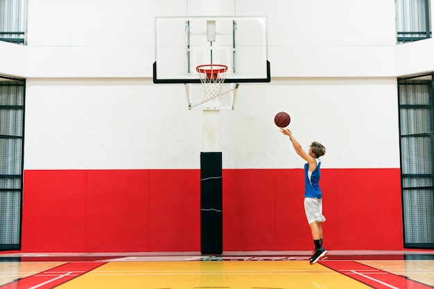 Joven jugador de baloncesto disparar