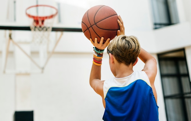 Joven jugador de baloncesto disparar