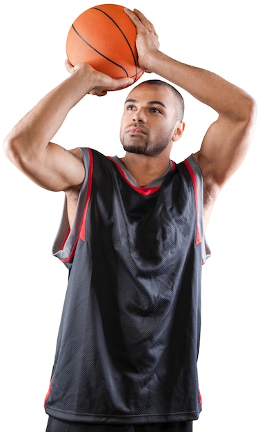 Joven jugador de baloncesto guapo sobre fondo blanco.