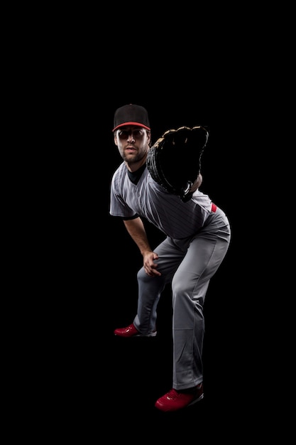 Joven jugador de béisbol con una gorra negra