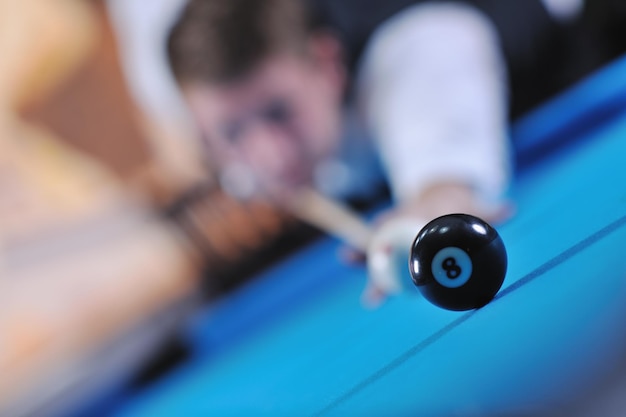 Foto joven jugador de billar profesional que encuentra la mejor solución y el ángulo correcto en el juego deportivo billard o snooker pool