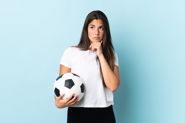 Joven jugador de fútbol brasileño en azul con dudas