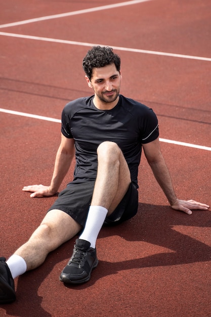 Foto joven jugador de voleibol en la cancha