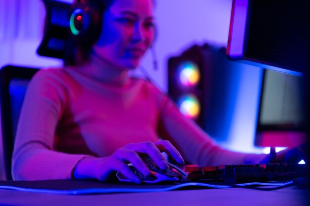 Foto una joven jugadora activa y seria en su poderosa computadora personal jugando