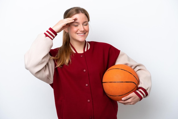 Joven jugadora de baloncesto mujer aislada de fondo blanco sonriendo mucho