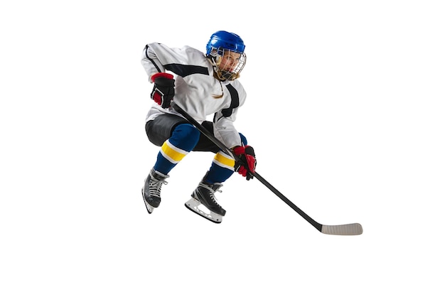 Joven jugadora de hockey en movimiento durante el entrenamiento del juego saltando jugando aislada sobre blanco