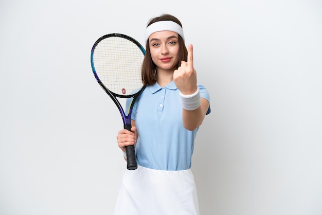 Joven jugadora de tenis ucraniana aislada de fondo blanco haciendo el gesto de venir